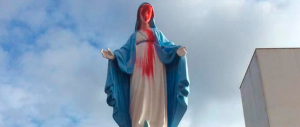 L’ultima “impresa” dei pro-gay: insulti a Dio e vernice sulla Madonna (gallery)