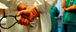 Violenza sessuale, medico accusato di aver abusato di minorenni: arrestato