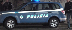 Tentano di rapinare un medico. Lui reagisce, spara e ferisce un aggressore
