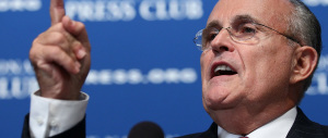 «Obama non ama l’America». Il “vecchio” Rudy Giuliani a gamba tesa