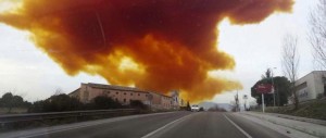 Spagna, nube tossica a Barcellona: 60mila persone bloccate in casa