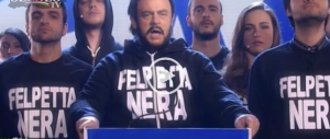 Crozza-Salvini si sente Mussolini e canta: “Felpetta nera…”. (Video)