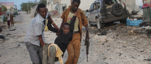 Mogadiscio, autobomba di al Shabaab contro l’hotel dei parlamentari, 9 morti
