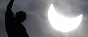 “Sole nero”, fotocamere e nasi all’insù. L’Italia stregata dall’eclissi