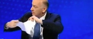 Sisto strappa in diretta un articolo di Repubblica. L’ira della giornalista (Video)