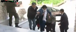 Mano nella mano, la fuga dei turisti dall’orrore di Tunisi. Guarda il video