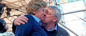 Il bacio tra Landini e la Camusso, apostrofo rosa tra falce e martello