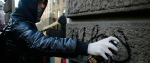 È vero, gli adesivi sporcano. Ma non sono peggio di graffiti e bombe carta