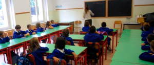 Schiaffi, mani al collo e insulti ai bimbi: maestro delle elementari a giudizio