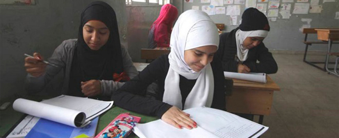 Eccone un’altra: le insegnanti possono indossare il velo islamico in classe