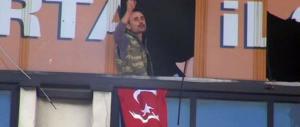 Due uomini armati fanno irruzione nella sede dell’Akp, partito di Erdogan