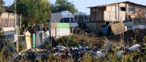 Stuprata in un campo rom a Roma. Ma il Pd dice di nuovo no alla chiusura