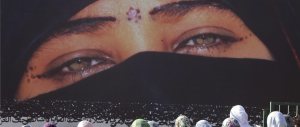 Perché un’italiana si vota all’Islam? Un’inchiesta prova a spiegarlo, ma…