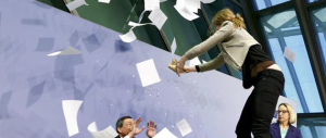 Draghi aggredito da una manifestante di Blockupy a Francoforte