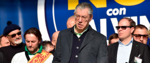 Bossi “gela” Salvini: «Il leader del centrodestra? Per ora c’è il Cavaliere»