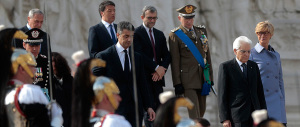 Mattarella e Renzi all’Altare della Patria a deporre una corona d’alloro