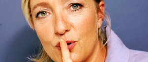 Marine Le Pen smentisce gli sms “segreti” con Mosca: accuse deliranti