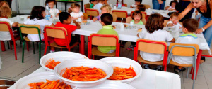 Lasciati a digiuno a mensa mentre i compagni mangiano: licenziate in 4