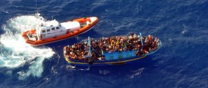 «Gli scafisti si fanno aiutare dalle autorità italiane». Ecco come