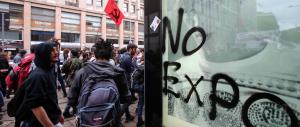 Corteo “No-Expo”, antagonisti subito scatenati con vernice e fumogeni
