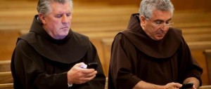 In chiesa o mentre fanno sesso: i forzati degli sms non conoscono limiti