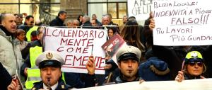 Protesta dei dipendenti comunali in Campidoglio: «Vergogna, vergogna»