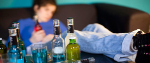 Sfascio Italia, l’80% dei ragazzi beve alcol: anche 5 bicchieri uno dopo l’altro