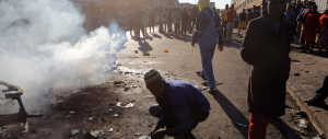 Caccia all’immigrato in Sudafrica: pestaggi, negozi e case in fiamme