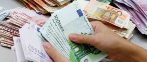 Il Governo vuole tagliare i vitalizi dei politici del 50%. E le maxi pensioni?