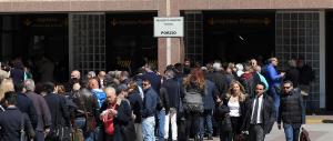 Tensione al Tribunale di Napoli: per entrare avvocati sfondano una vetrata