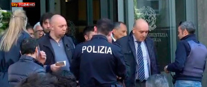 Milano, il killer è entrato con un falso tesserino. Malore in caserma