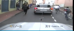 Ecuador: fa un gestaccio al presidente che scende dall’auto e lo fa arrestare (VIDEO)
