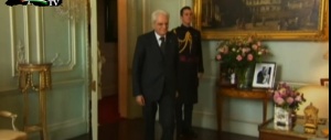 L’interprete non arriva, scena muta di Mattarella davanti alla Regina (Video)