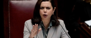 La Boldrini ossessionata dal fascismo: «Cancellatelo da Facebook»