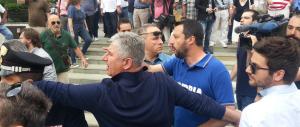 Urla e sputi “antifascisti” contro Salvini. Che risponde tirando baci