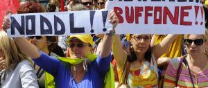 Scuola, niente blocco degli scrutini. Ma la piazza dei prof non molla