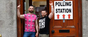 Sì alle nozze gay: l’Irlanda non è più “cattolicissima”. E i laicisti brindano
