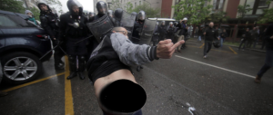 Black bloc, i soliti vigliacchi: provocano, colpiscono e scappano. Le foto-choc