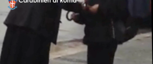 Si finge prete e chiede soldi: romeno arrestato per la terza volta (video)
