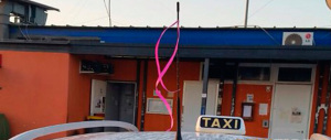 Solidarietà alla collega violentata, nastri rosa sulle antenne dei taxi a Roma