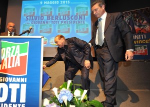 3 - Berlusconi raccoglie lo scalino dove è inciampato