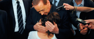 «Tu sei mio nonno vero?». L’abbraccio di una ragazza disabile a Berlusconi