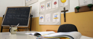 Scuola, studente nordafricano toglie il crocifisso e lo appende alla finestra