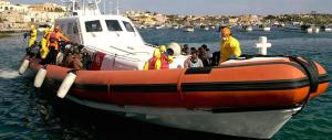 Clandestini, l’ultima “alfanata”: affondare i barconi è contro l’ambiente
