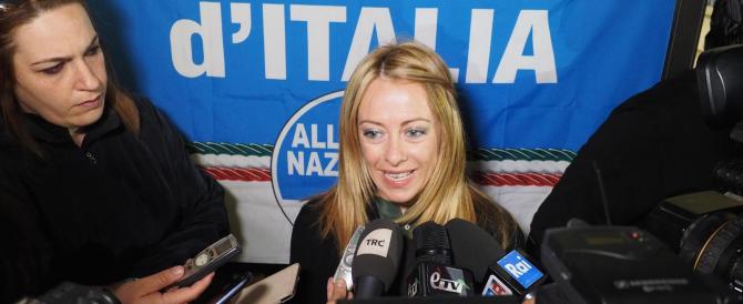 Come si libererà da punti neri su una faccia per mezzo di un limone