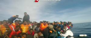 7000 migranti arrivati nel weekend: e l’Italia annaspa tra soccorsi e recuperi