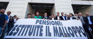 Salvini “occupa” il ministero dell’Economia: «Siete ladri di pensioni»