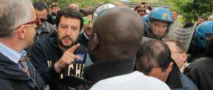 Genova, con bandiere rosse e foto di Pertini augurano a Salvini di morire