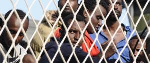 Scafista senza documenti: «Non possiamo espellerlo, va liberato»