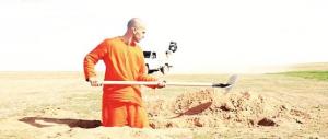 Si scava la fossa prima di essere decapitato: nuovo orrore Isis (video)